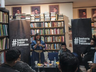 Mantan Komisioner Komnas Perempuan Yuniyanti Chuzaifah menyampaikan pandangannya dalam diskusi penolakan gelar Pahlawan Nasional untuk Soeharto di GerakGerik Café & Bookstore, Ciputat, Sabtu (8/11/2025).
