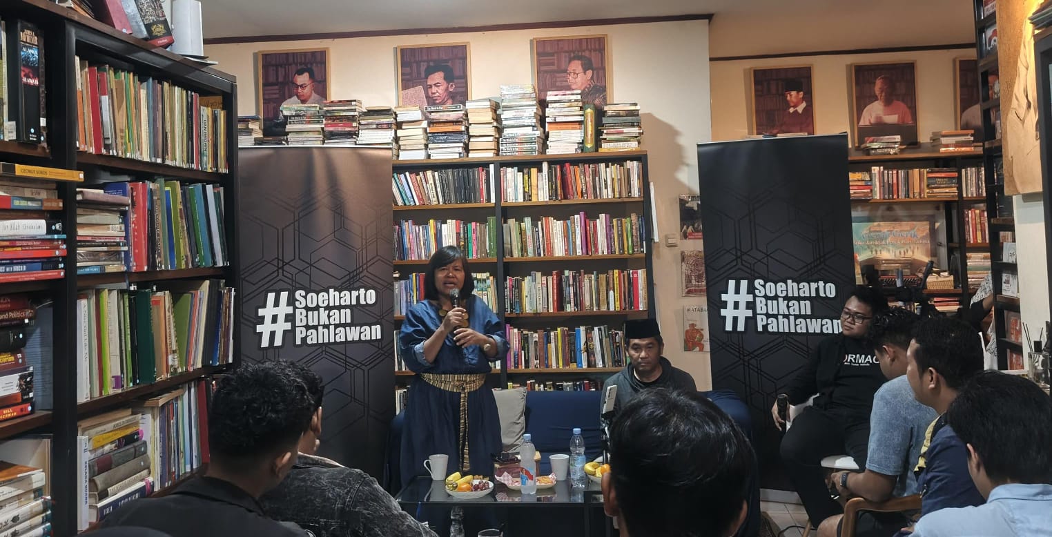 Mantan Komisioner Komnas Perempuan Yuniyanti Chuzaifah menyampaikan pandangannya dalam diskusi penolakan gelar Pahlawan Nasional untuk Soeharto di GerakGerik Café & Bookstore, Ciputat, Sabtu (8/11/2025).