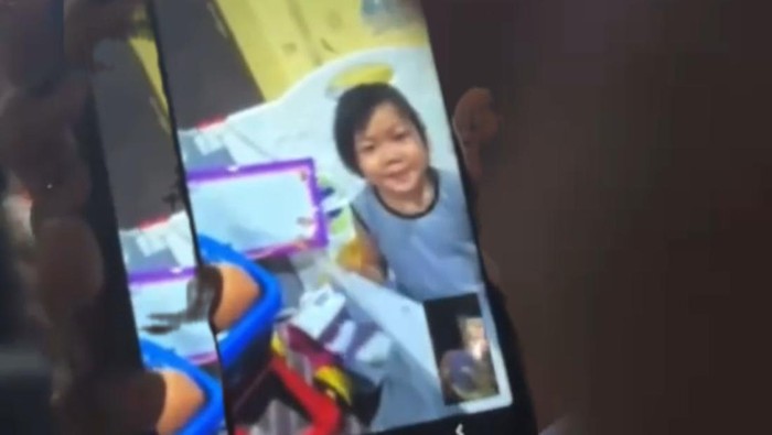 Bilqis (4) saat video call dengan orang tuanya dari Makassar setelah ditemukan selamat.di Jambi. (Dok. Detik.com)