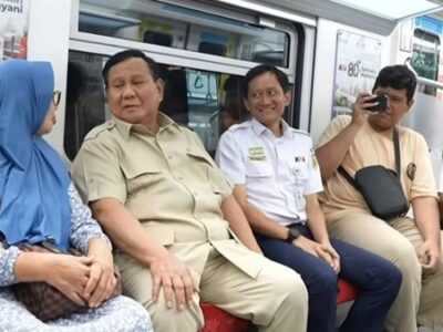 Prabowo saat berada di dalam KRL di Stasiun Manggarai (dok. YouTube Setpres)