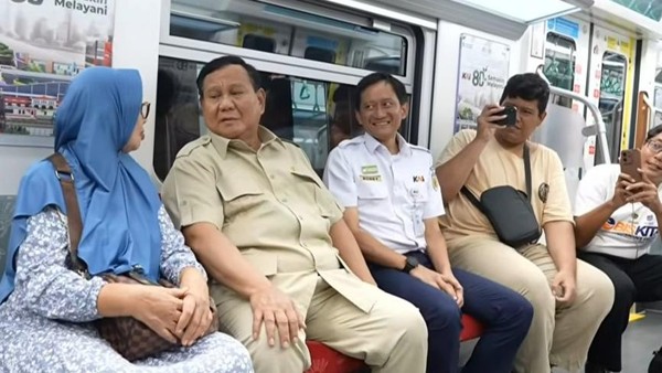 Prabowo saat berada di dalam KRL di Stasiun Manggarai (dok. YouTube Setpres)