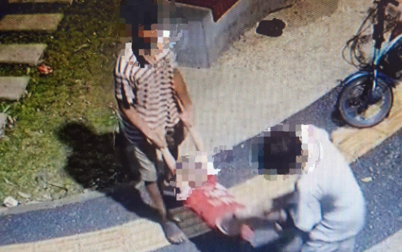 Keterangan Foto: MWP (6), anak penyandang disabilitas yang menjadi korban dugaan bullying dan persekusi di Taman Kramat Pulo, Senen, Jakarta Pusat, Minggu (7/6/2026). Akibat peristiwa tersebut, korban mengalami luka pada kepala, tangan, kaki, dan alat vital, serta mengalami pelemahan saraf pascakejadian.